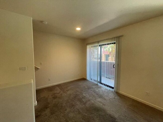 Building Photo - 330 S Farmer Ave