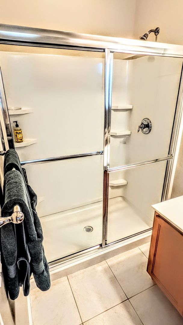 Building Photo - Seasonal/short term/annual  3/3 spacious townhouse with water view off University PKWY