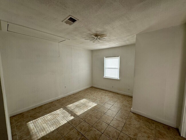 Building Photo - 3 bedroom 1.5 bathroom house!