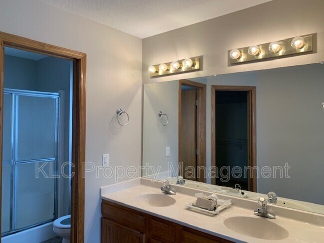 Building Photo - 15417 Ridgeview Dr