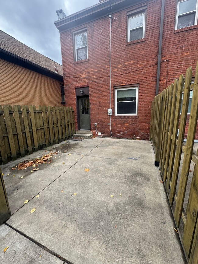 Building Photo - 2 bedroom/1 bath Townhouse in Mount Washin...