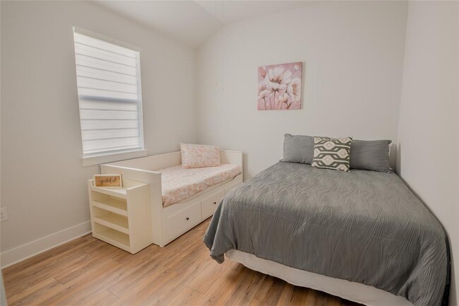 Building Photo - 215 Grand Cyn Wy