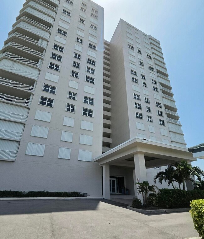 Building Photo - 5049 N Hwy A1A