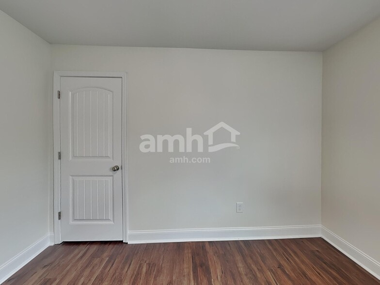 Building Photo - 574 Chantry Ln