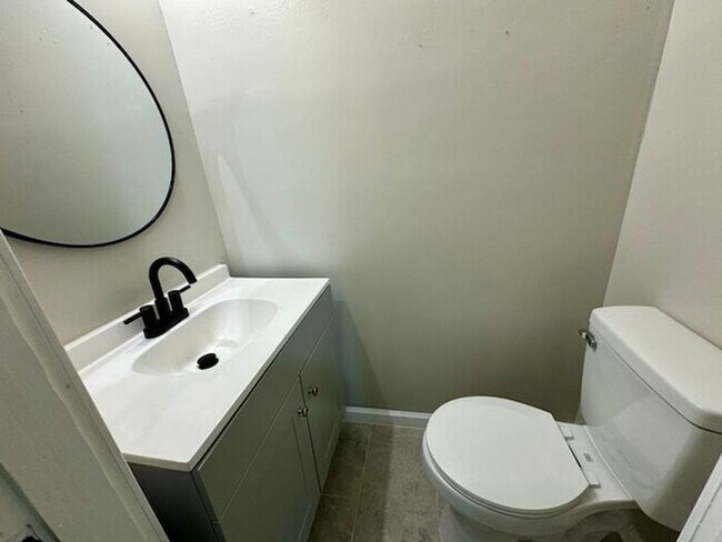 Building Photo - MOVE IN SPECIAL