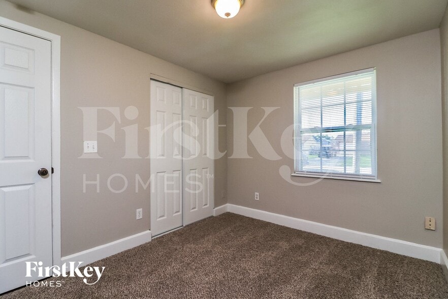 Building Photo - 7910 Woodgrove Cir