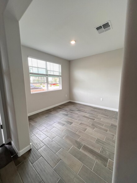 Building Photo - 1255 N Arizona Ave