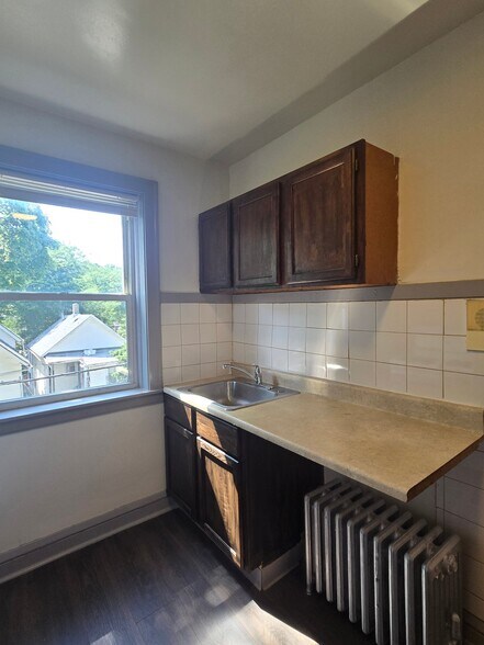 Building Photo - 836 N Massasoit Ave