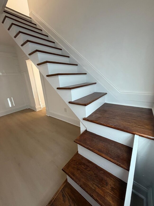 Building Photo - Great Home For RWJMS/Rutgers Students * Walk to New Brunswick/Highland Park Nightlife * All Utili...