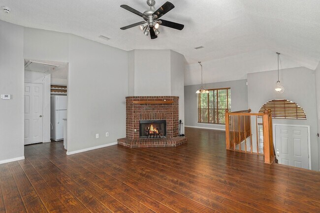 Building Photo - 588 Lake Forest Dr