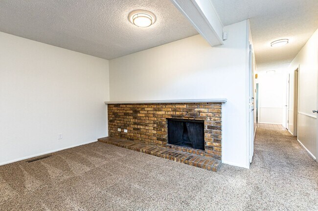 Building Photo - 1/2 Off 1st months rent