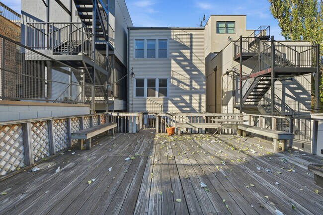 Building Photo - 823 N Hoyne Ave