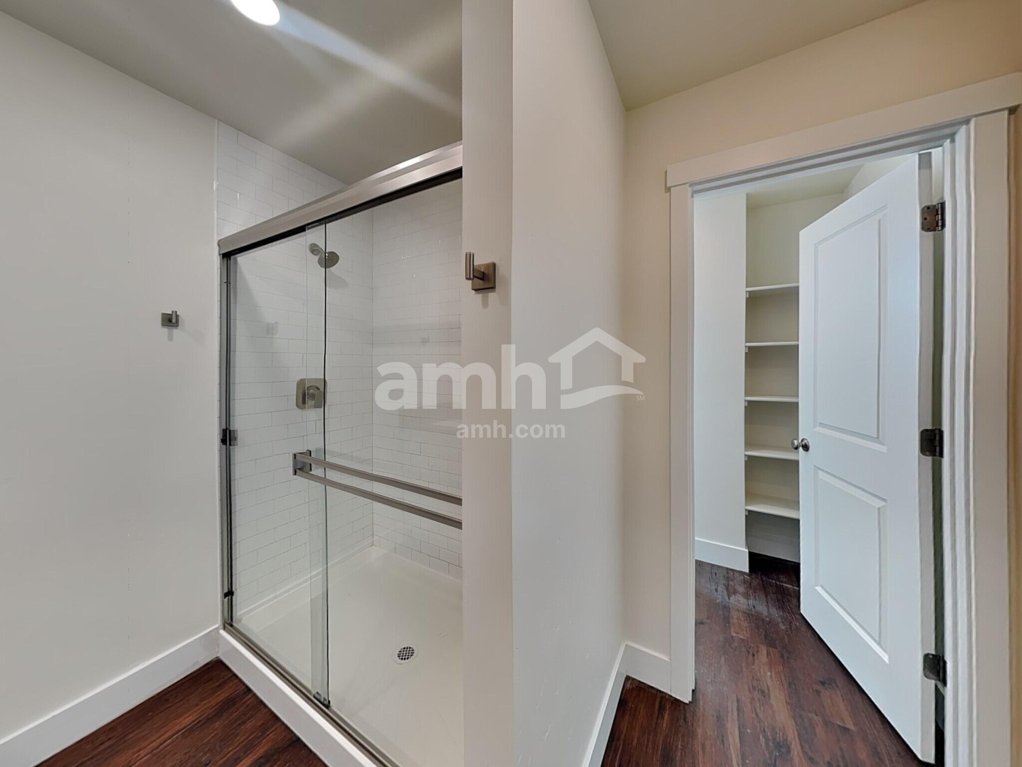 Building Photo - 1372 E Ludlow Dr