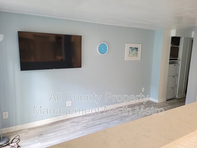 Building Photo - 5606 Roberts Dr