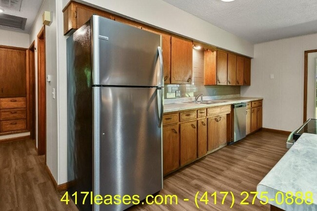 Building Photo - 203 S White Oak Ave