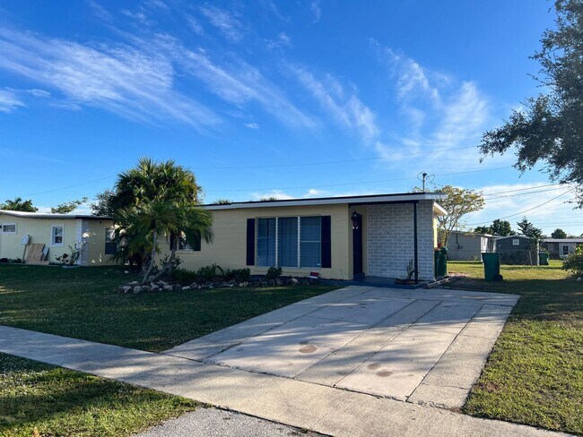 Building Photo - ** Annual ** 2 Bed / 1 Bath Single Family Home ** Conveniently Located ** $1,495