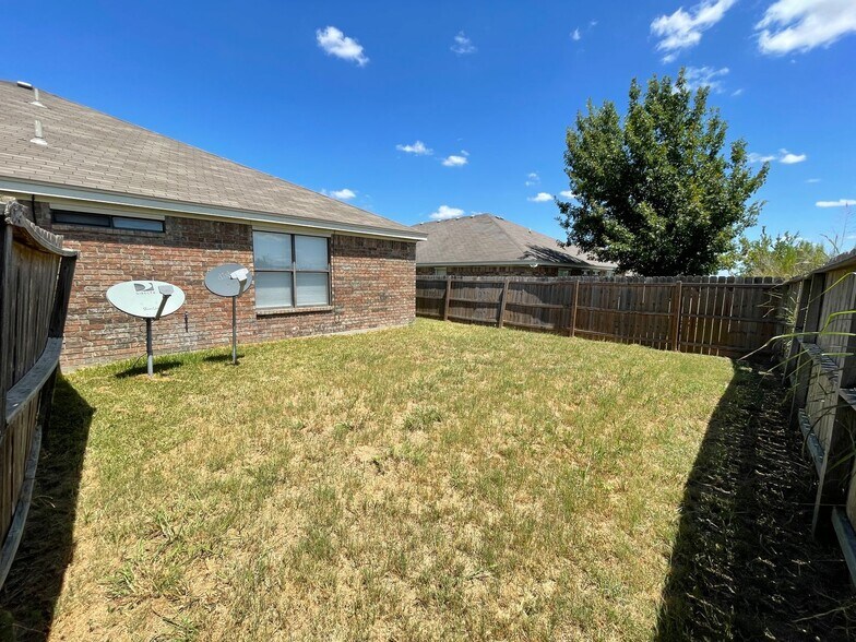 Building Photo - 5000 John David Dr