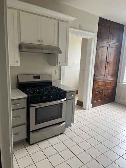 Building Photo - 2,100 Sq. Ft. 3 Bedroom Apartment in Herron-Morton