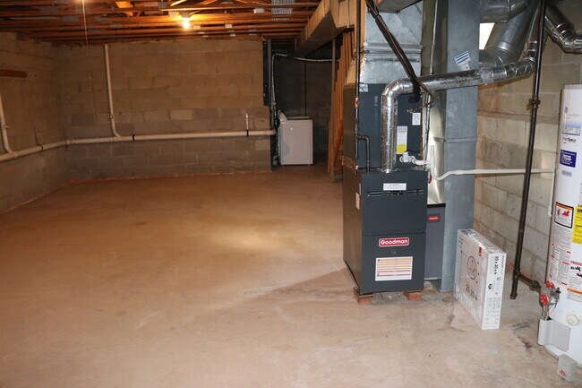 Building Photo - 17 Saxonney Cir