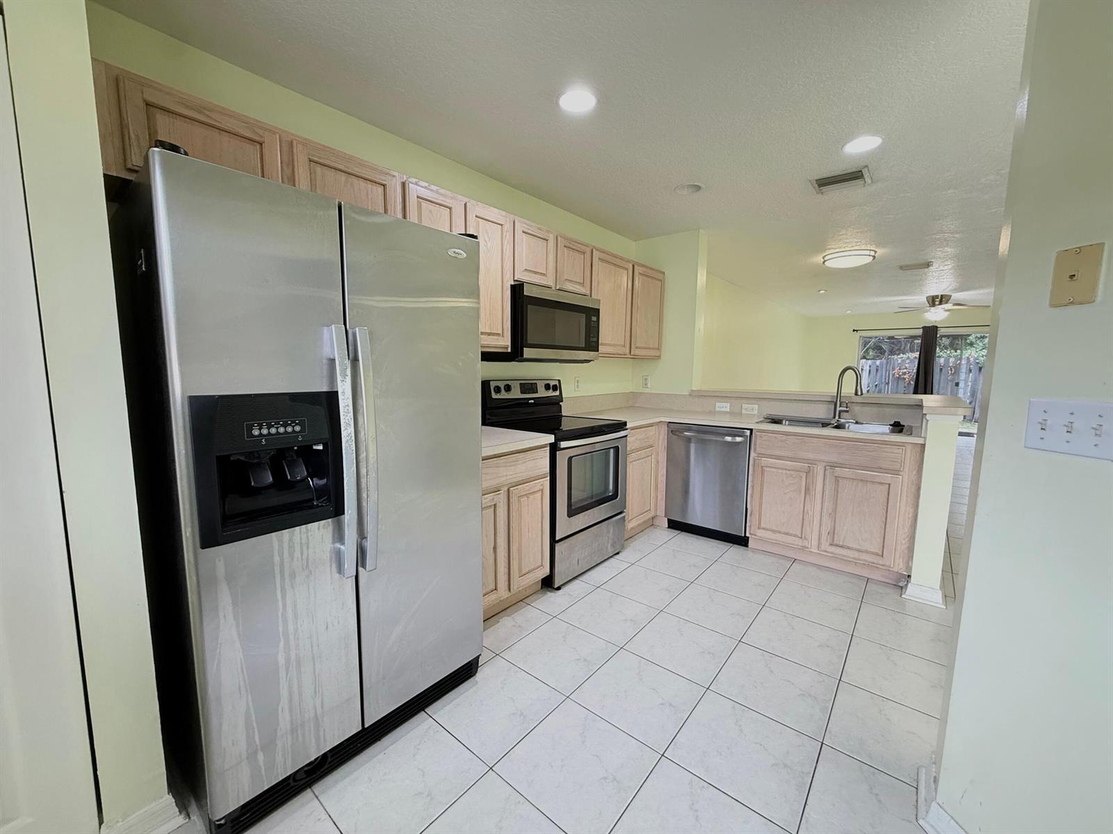 Building Photo - 1910 Lakeview Dr W