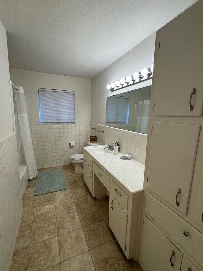 Building Photo - 1608 Northcrest Dr