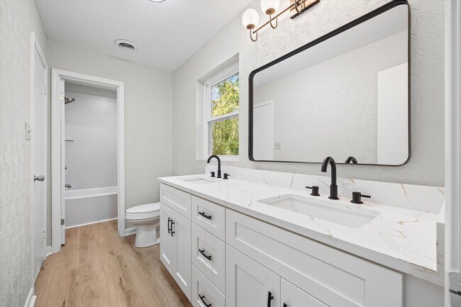 Building Photo - Beautifully updated and freshly painted 3-...
