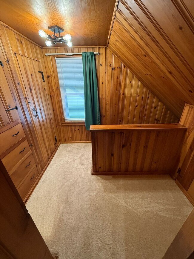 Building Photo - Struthers , 3 bedroom home with full basement and garage.