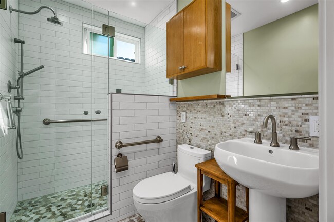 Hall bath with high end fixtures - 1029 N California St