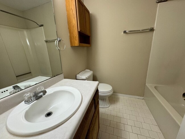 Building Photo - 3 bedroom 2 bathroom home Near In Broken A...