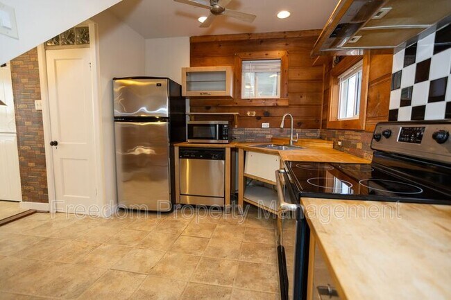 Building Photo - 11961 Mente Rd