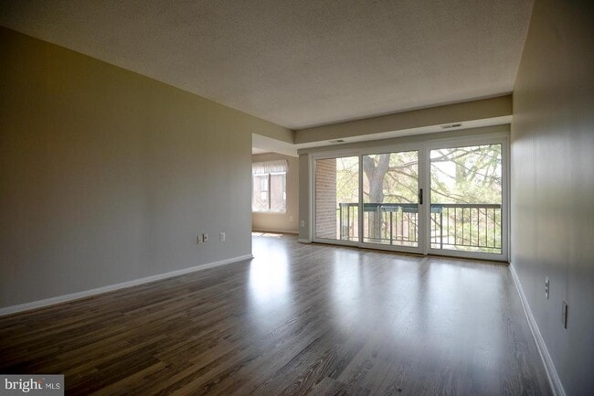 Building Photo - 9735 Kings Crown Ct