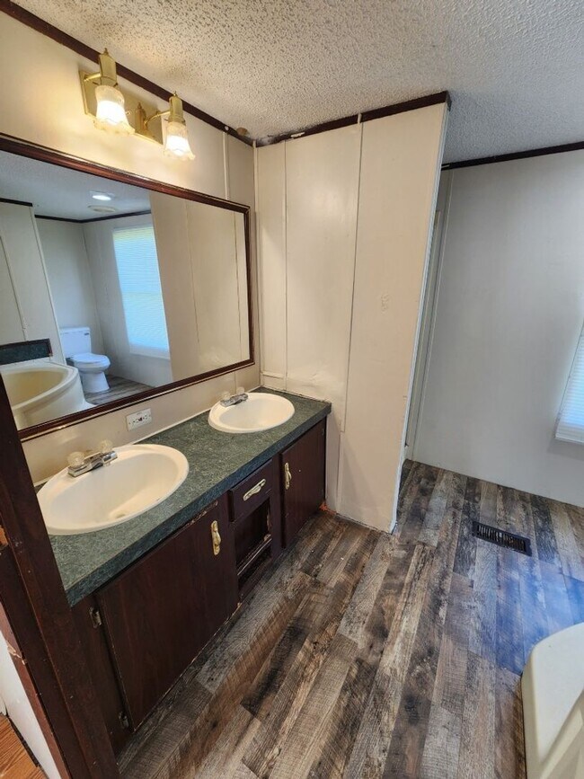 Building Photo - 15 Wilma Ln