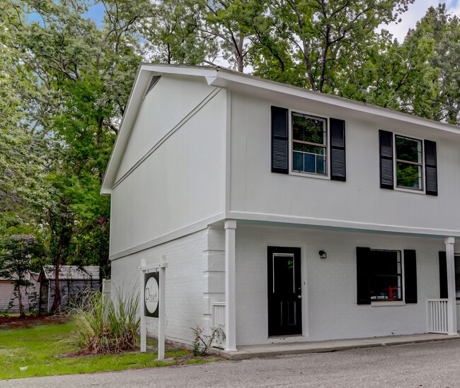 Building Photo - 1618 Poinsetta Rd