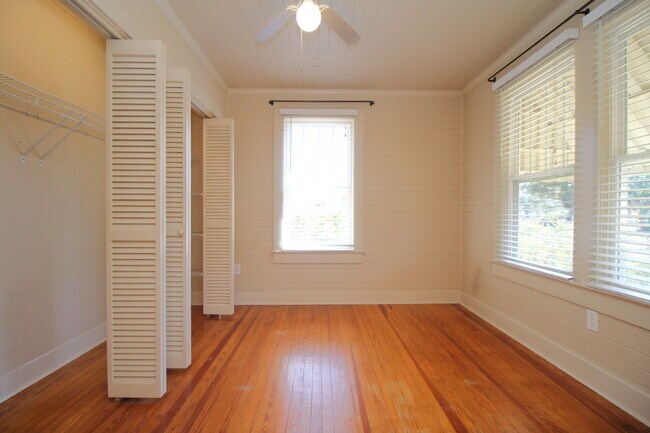 Building Photo - East Pensacola Heights 2BR Cottage Near Downtown with Heart-Pine Floors, Updated Kitchen & Rear A...