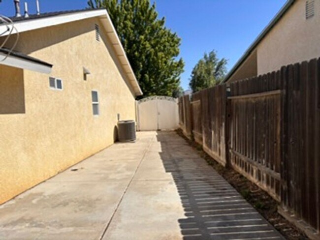 Building Photo - Charming 2-Story Home in a Convenient Tehachapi Location