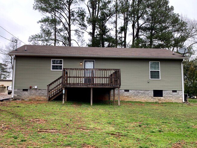 Building Photo - Beautiful 3 Bedroom 2 Bathroom Ranch Style Home on Large Lot
