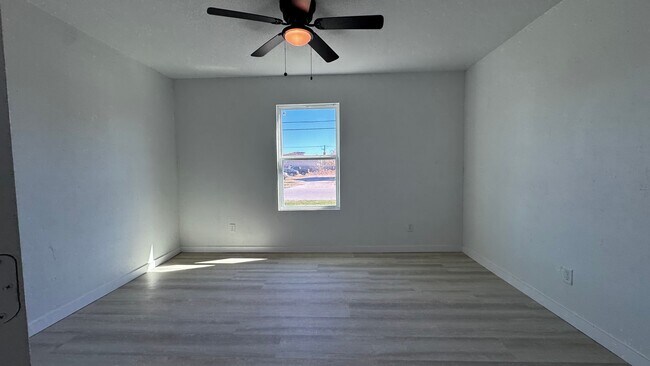 Building Photo - 2BD APARTMENT WITH WATER PAID!!