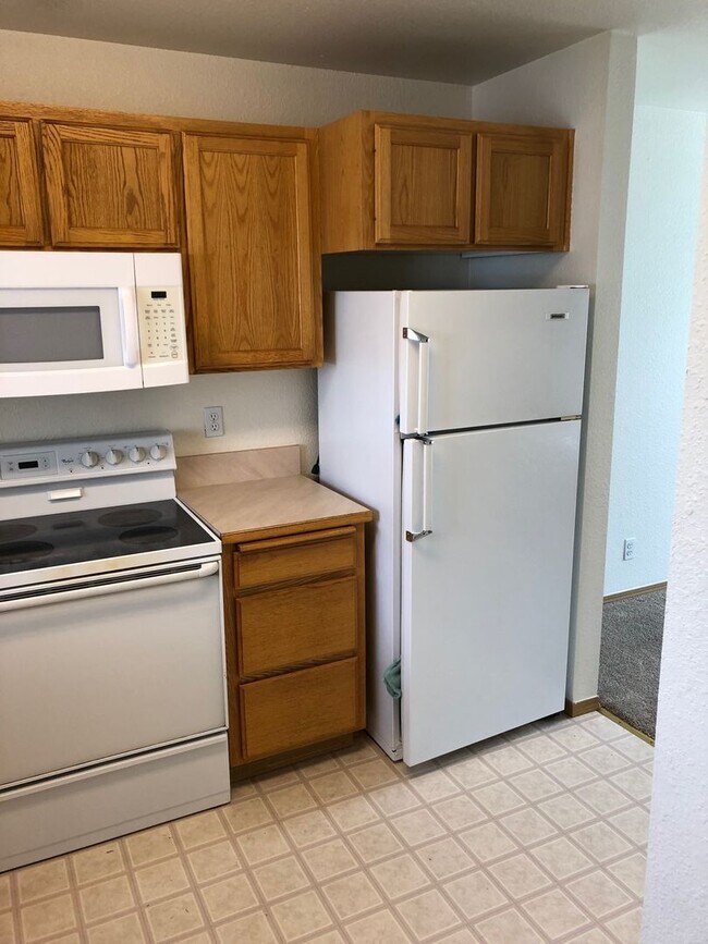 Building Photo - 3 Bedroom, 2.5 Bathroom Townhouse - Locate...