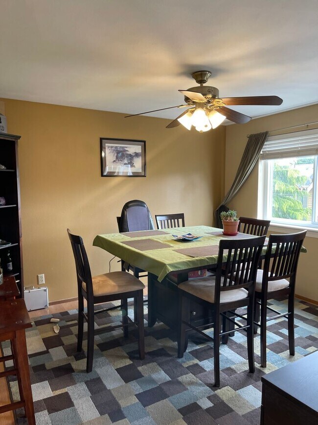 Building Photo - Bright & Spacious Top-Floor Condo in Greenwood!