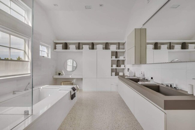 Building Photo - 108 Mill Creek Close
