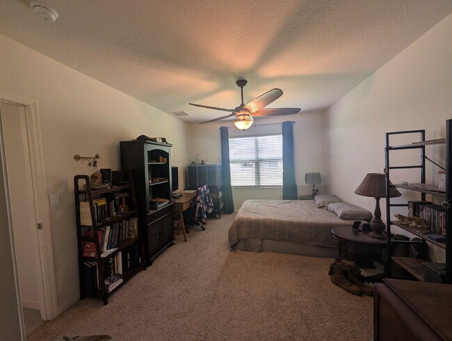 Building Photo - Modern 4-Bedroom Home with Large Backyard ...