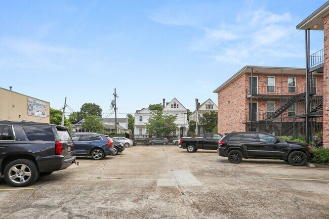 Building Photo - Gated Condo steps from Maple Street & St Charles!