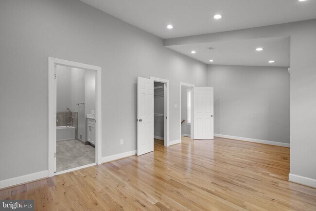 Building Photo - 10 Loganwood Ct