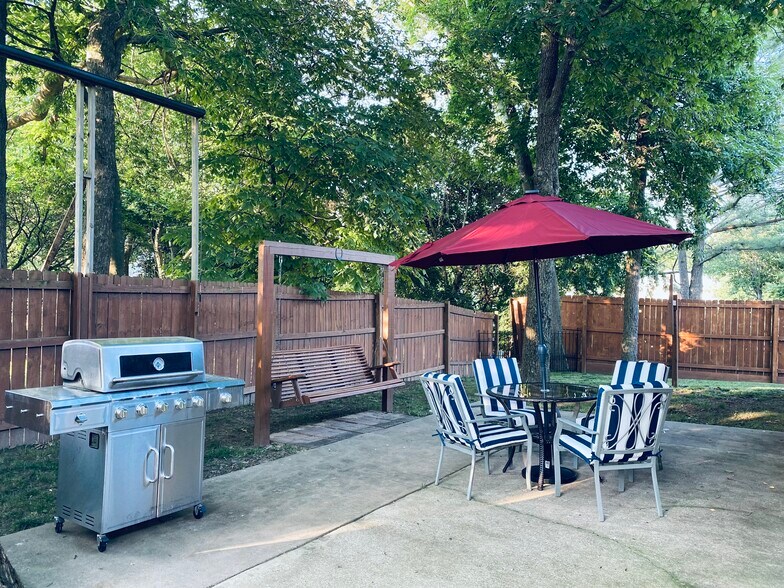 Building Photo - 104 Ivy Pl