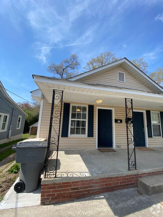 Building Photo - Lawncare and water included- 1 Bed 1.5 Bat...