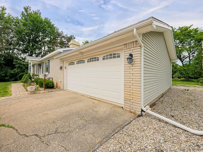 Building Photo - Your Private Retreat Just Minutes from Downtown South Lyon