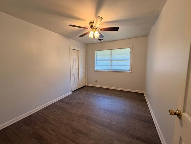 Building Photo - This conveniently located Russellville home