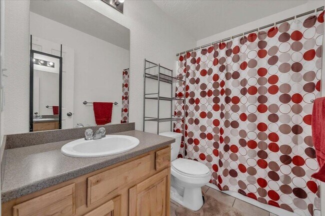 Building Photo - Hidden Valley Townhome!! END UNIT!