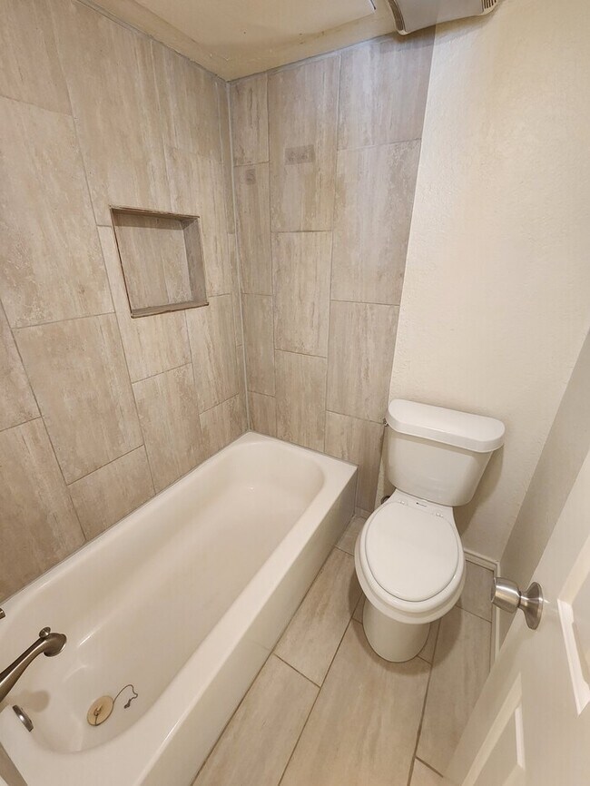 Building Photo - 2 story townhome, 2 bed 2.5 bath