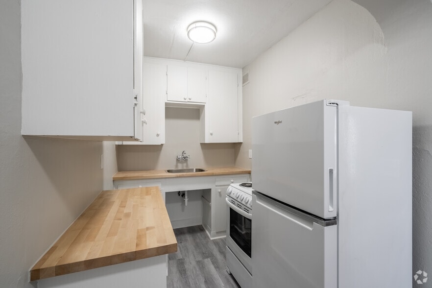 1BR, 1BA - 82SF - Kitchen - Vintage Apartments
